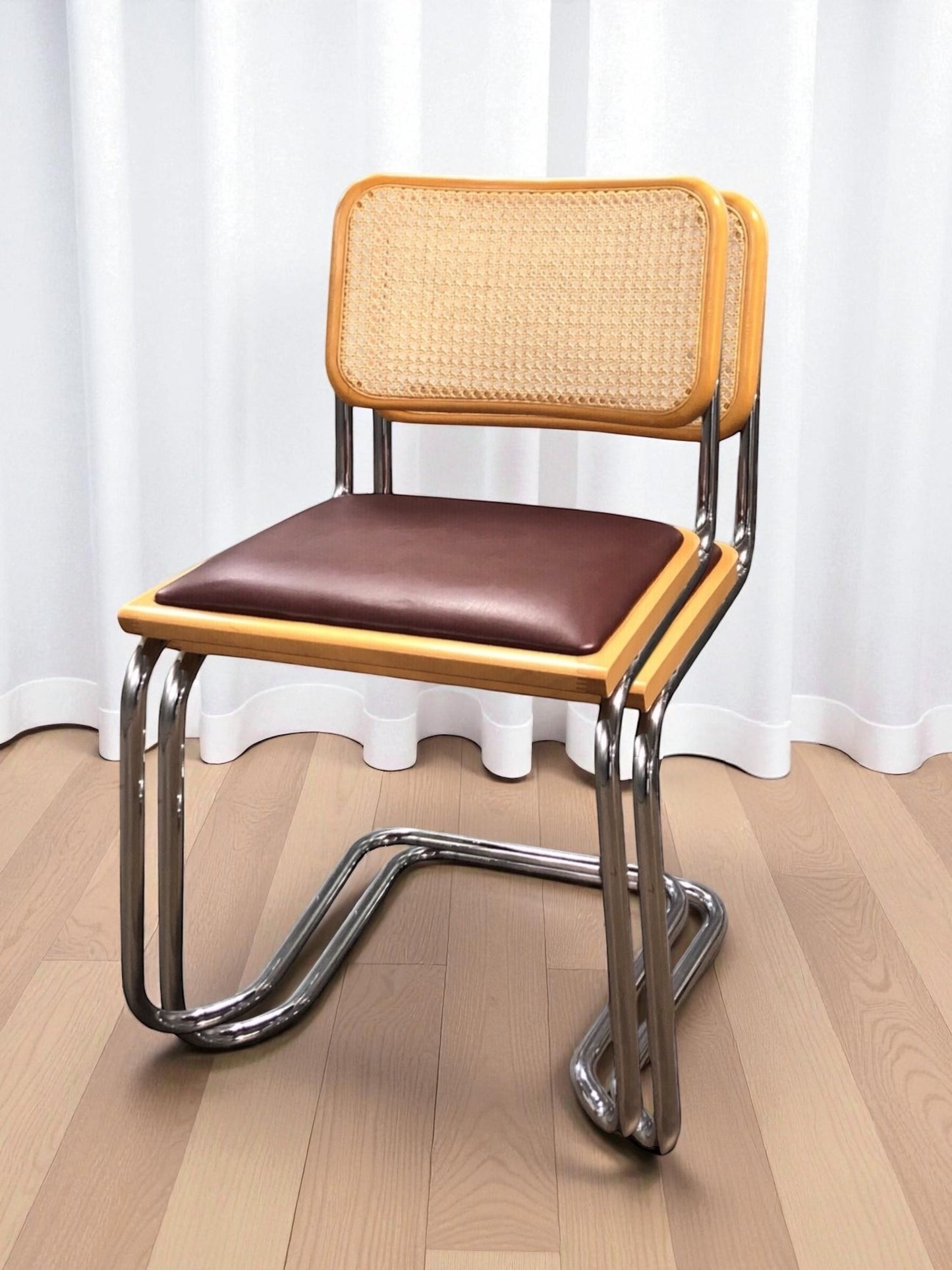 Bauhausstol, även kallad Cesca stol, med kromad ram och rottingflätad sits och rygg – en tidlös designklassiker i Marcel Breuer-stil som passar perfekt i svenska hem, matsalar och kök.