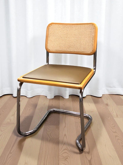 Bauhausstol, även kallad Cesca stol, med kromad ram och rottingflätad sits och rygg – en tidlös designklassiker i Marcel Breuer-stil som passar perfekt i svenska hem, matsalar och kök.