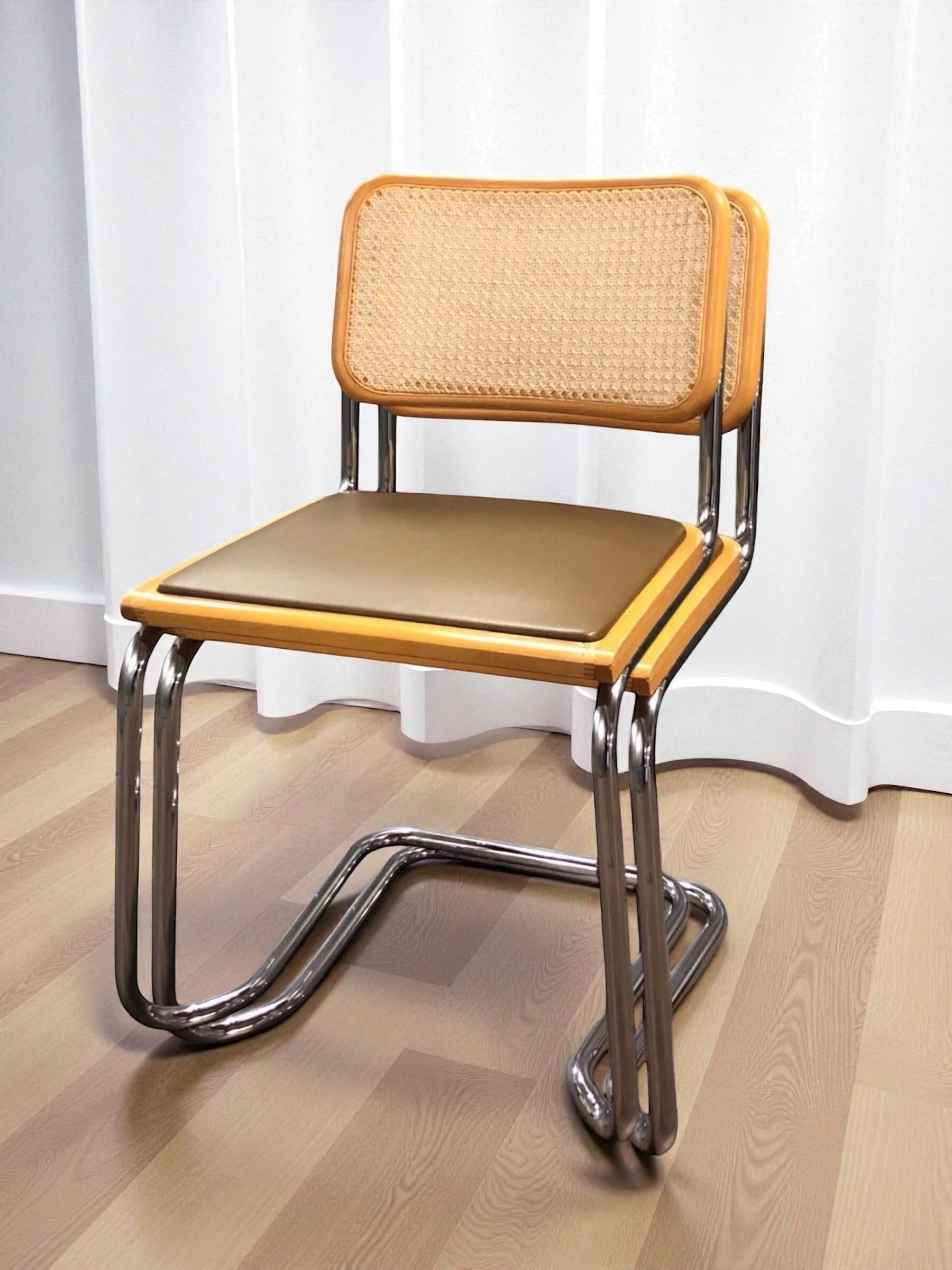 Bauhausstol, även kallad Cesca stol, med kromad ram och rottingflätad sits och rygg – en tidlös designklassiker i Marcel Breuer-stil som passar perfekt i svenska hem, matsalar och kök.