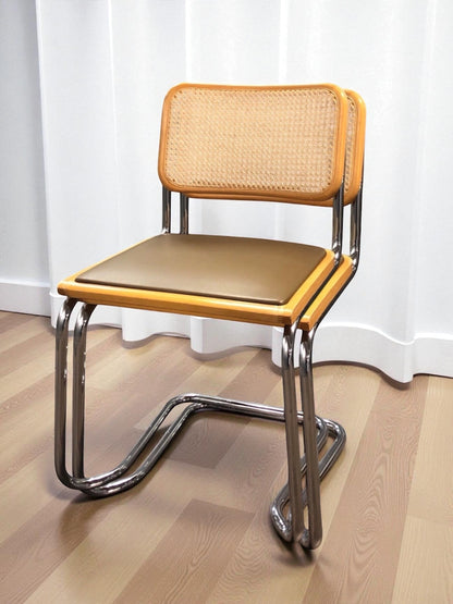 Bauhausstol, även kallad Cesca stol, med kromad ram och rottingflätad sits och rygg – en tidlös designklassiker i Marcel Breuer-stil som passar perfekt i svenska hem, matsalar och kök.