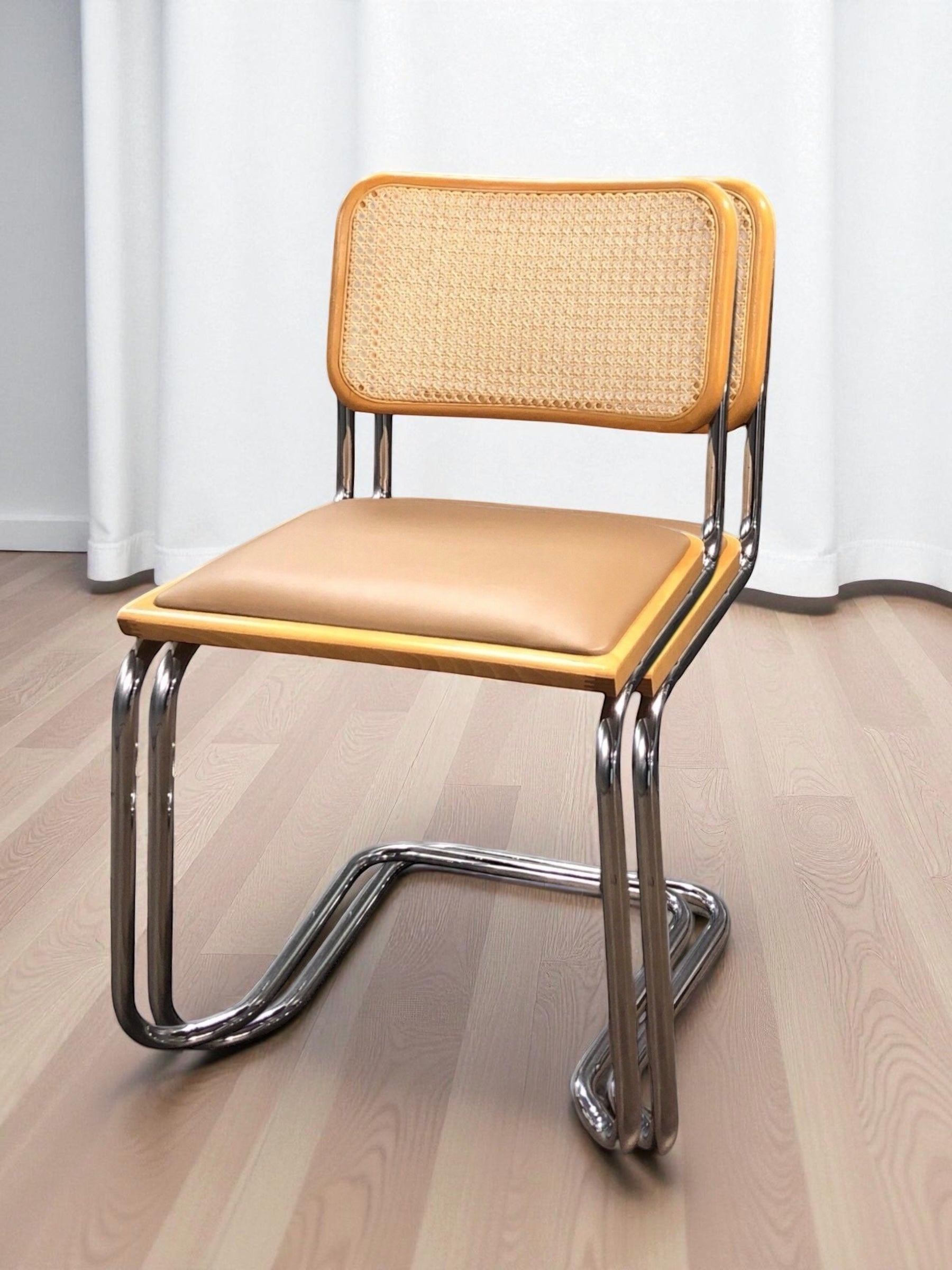 Bauhausstol, även kallad Cesca stol, med kromad ram och rottingflätad sits och rygg – en tidlös designklassiker i Marcel Breuer-stil som passar perfekt i svenska hem, matsalar och kök.