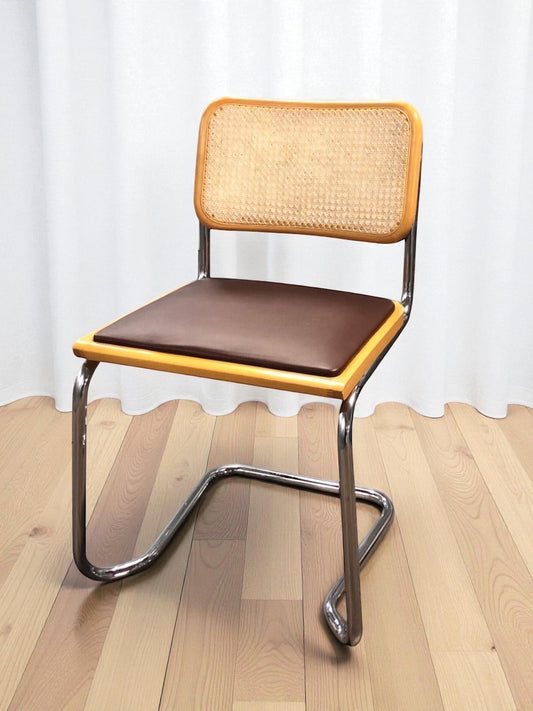 Bauhausstol, även kallad Cesca stol, med kromad ram och rottingflätad sits och rygg – en tidlös designklassiker i Marcel Breuer-stil som passar perfekt i svenska hem, matsalar och kök.