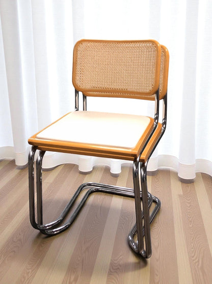 Bauhausstol, även kallad Cesca stol, med kromad ram och rottingflätad sits och rygg – en tidlös designklassiker i Marcel Breuer-stil som passar perfekt i svenska hem, matsalar och kök.