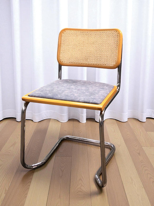 Bauhausstol, även kallad Cesca stol, med kromad ram och rottingflätad sits och rygg – en tidlös designklassiker i Marcel Breuer-stil som passar perfekt i svenska hem, matsalar och kök.