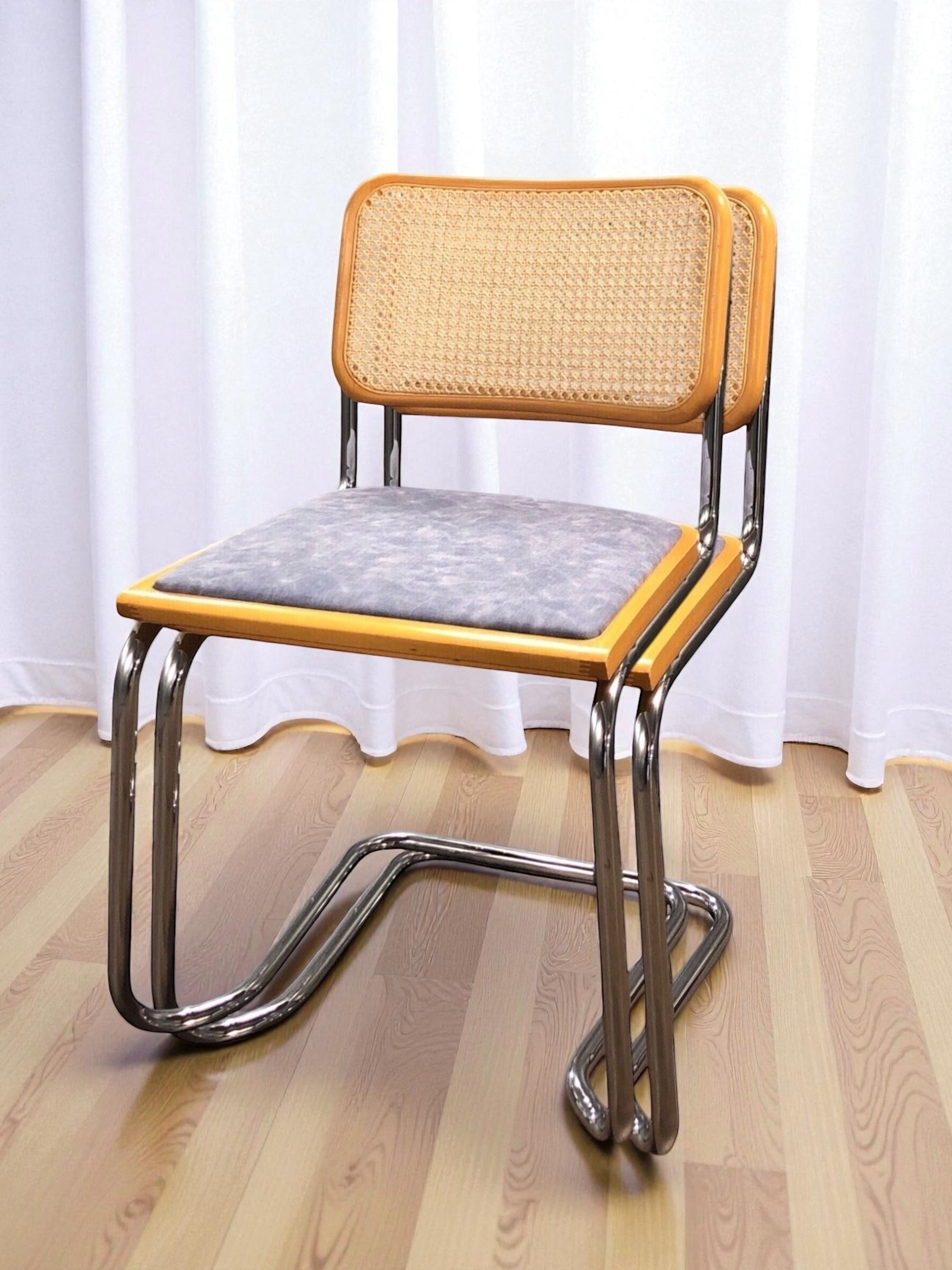 Bauhausstol, även kallad Cesca stol, med kromad ram och rottingflätad sits och rygg – en tidlös designklassiker i Marcel Breuer-stil som passar perfekt i svenska hem, matsalar och kök.