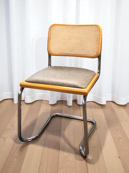 Bauhausstol, även kallad Cesca stol, med kromad ram och rottingflätad sits och rygg – en tidlös designklassiker i Marcel Breuer-stil som passar perfekt i svenska hem, matsalar och kök.