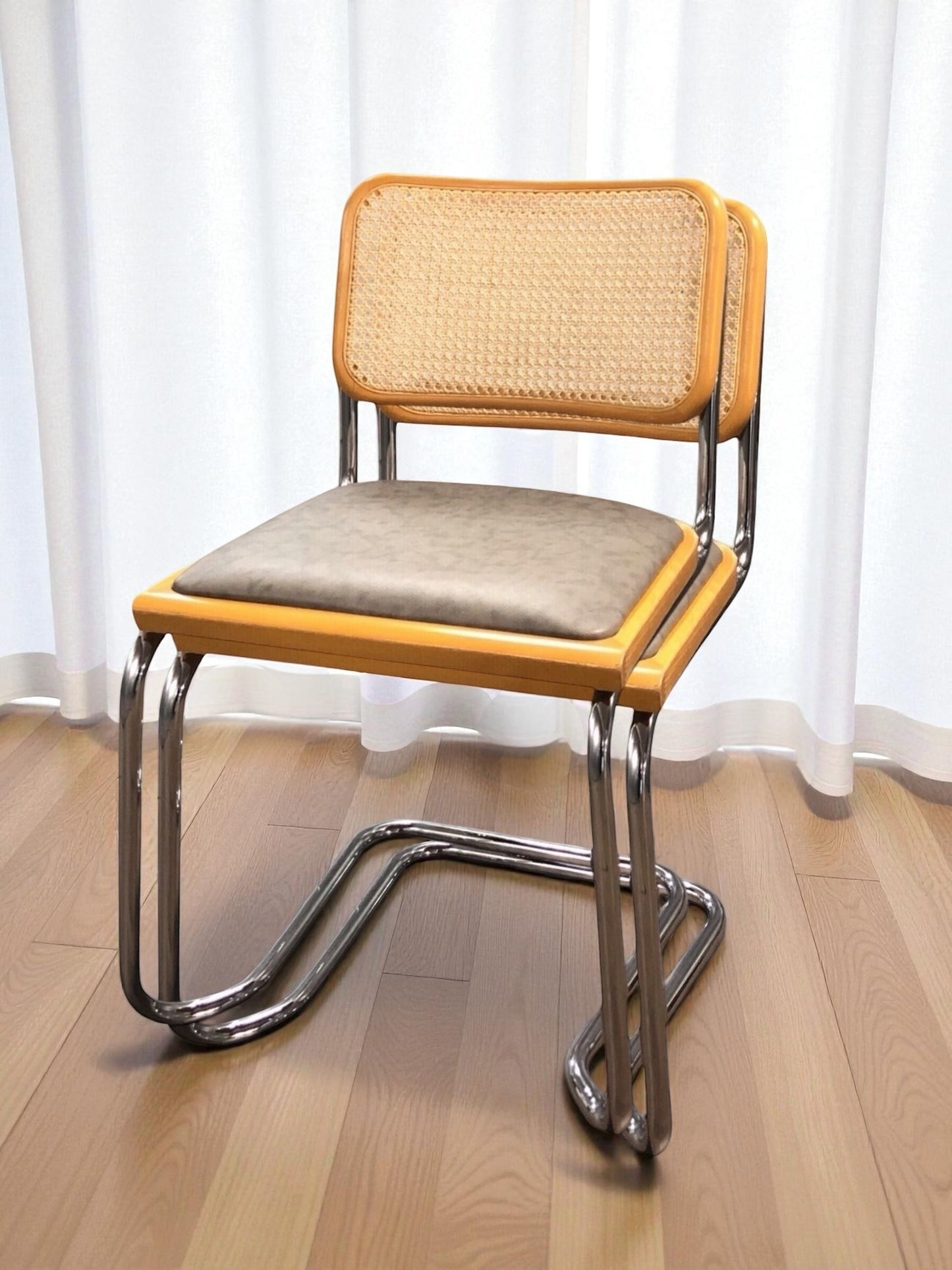 Bauhausstol, även kallad Cesca stol, med kromad ram och rottingflätad sits och rygg – en tidlös designklassiker i Marcel Breuer-stil som passar perfekt i svenska hem, matsalar och kök.