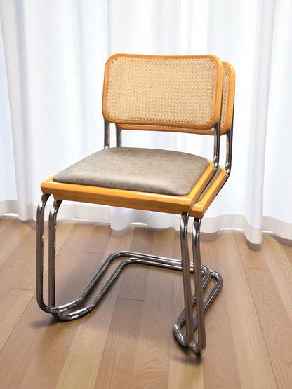 Bauhausstol, även kallad Cesca stol, med kromad ram och rottingflätad sits och rygg – en tidlös designklassiker i Marcel Breuer-stil som passar perfekt i svenska hem, matsalar och kök.