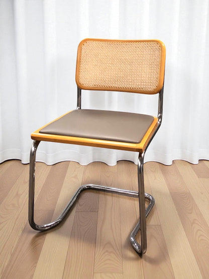 Bauhausstol, även kallad Cesca stol, med kromad ram och rottingflätad sits och rygg – en tidlös designklassiker i Marcel Breuer-stil som passar perfekt i svenska hem, matsalar och kök.