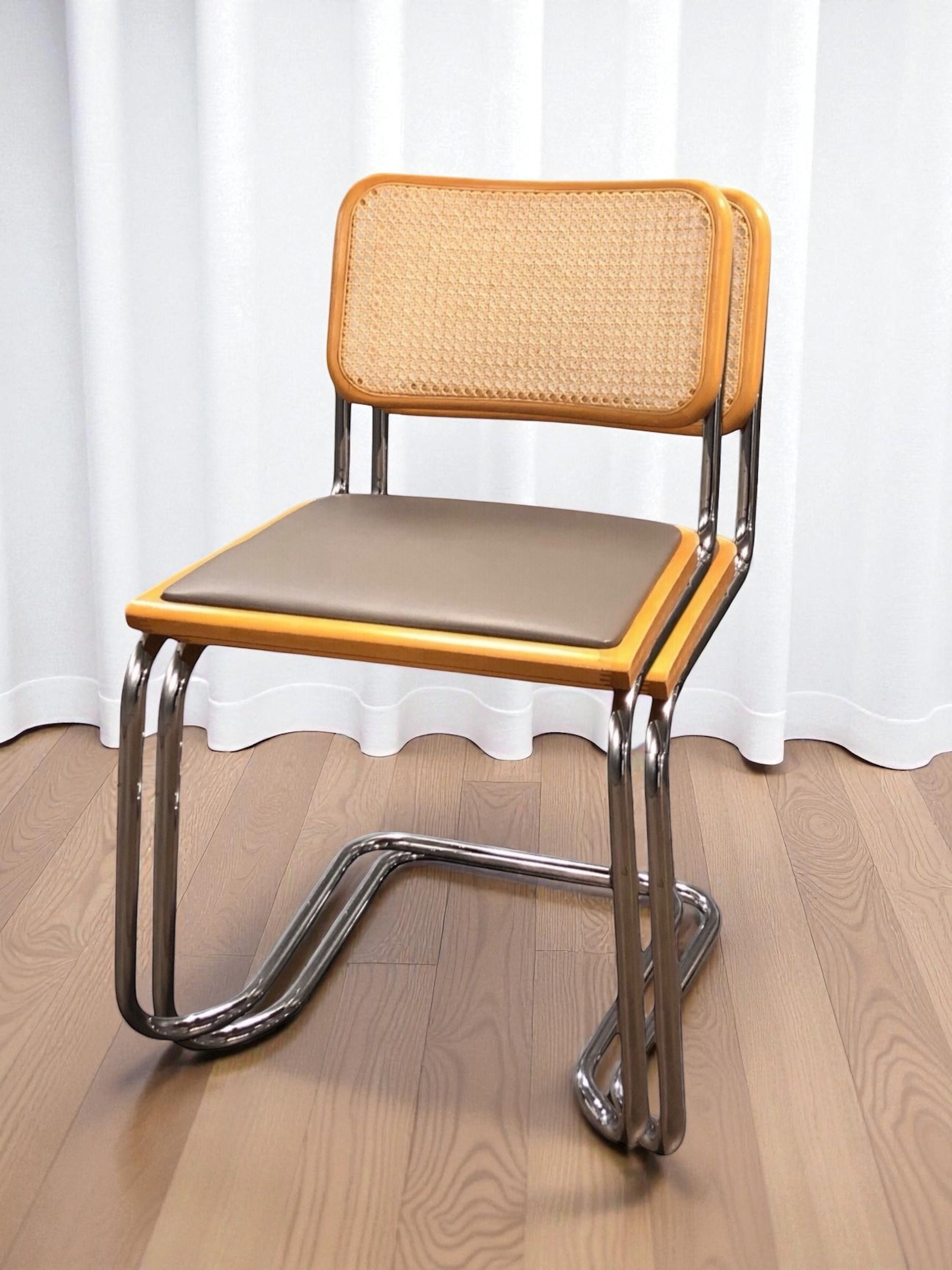 Bauhausstol, även kallad Cesca stol, med kromad ram och rottingflätad sits och rygg – en tidlös designklassiker i Marcel Breuer-stil som passar perfekt i svenska hem, matsalar och kök.