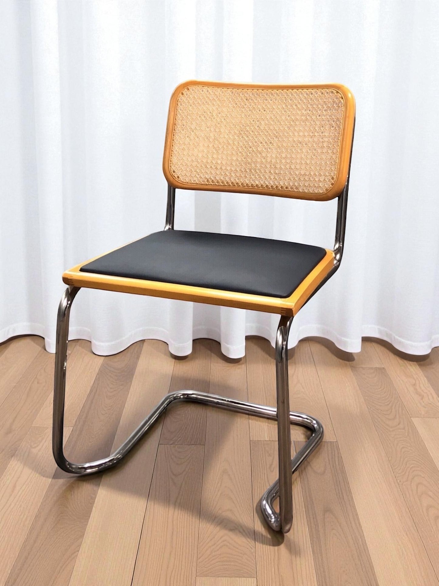 Bauhausstol, även kallad Cesca stol, med kromad ram och rottingflätad sits och rygg – en tidlös designklassiker i Marcel Breuer-stil som passar perfekt i svenska hem, matsalar och kök.