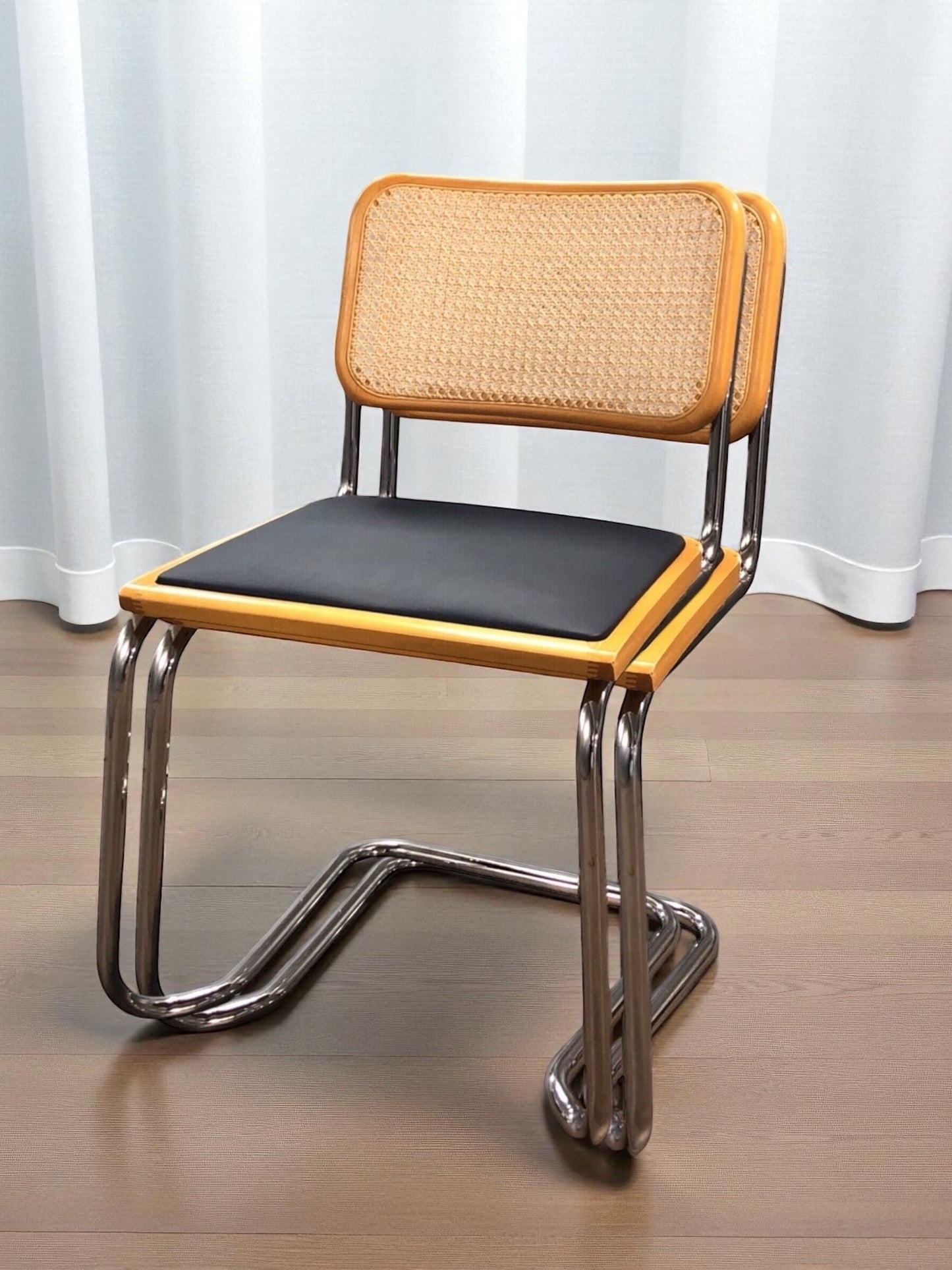 Bauhausstol, även kallad Cesca stol, med kromad ram och rottingflätad sits och rygg – en tidlös designklassiker i Marcel Breuer-stil som passar perfekt i svenska hem, matsalar och kök.