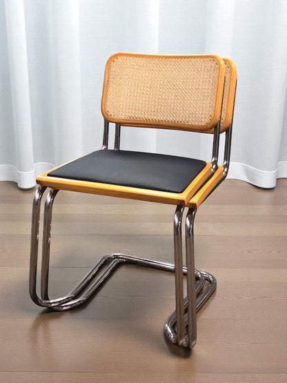 Bauhausstol, även kallad Cesca stol, med kromad ram och rottingflätad sits och rygg – en tidlös designklassiker i Marcel Breuer-stil som passar perfekt i svenska hem, matsalar och kök.