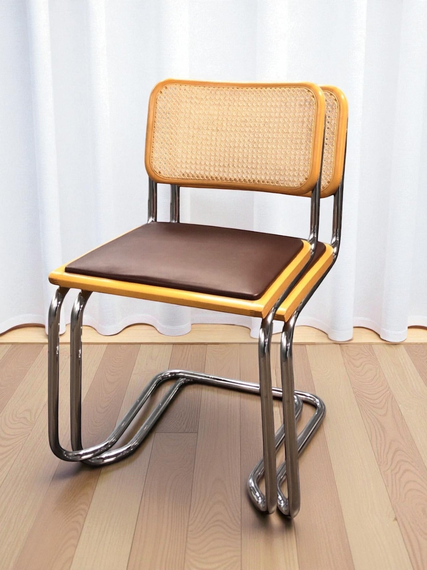 Bauhausstol, även kallad Cesca stol, med kromad ram och rottingflätad sits och rygg – en tidlös designklassiker i Marcel Breuer-stil som passar perfekt i svenska hem, matsalar och kök.