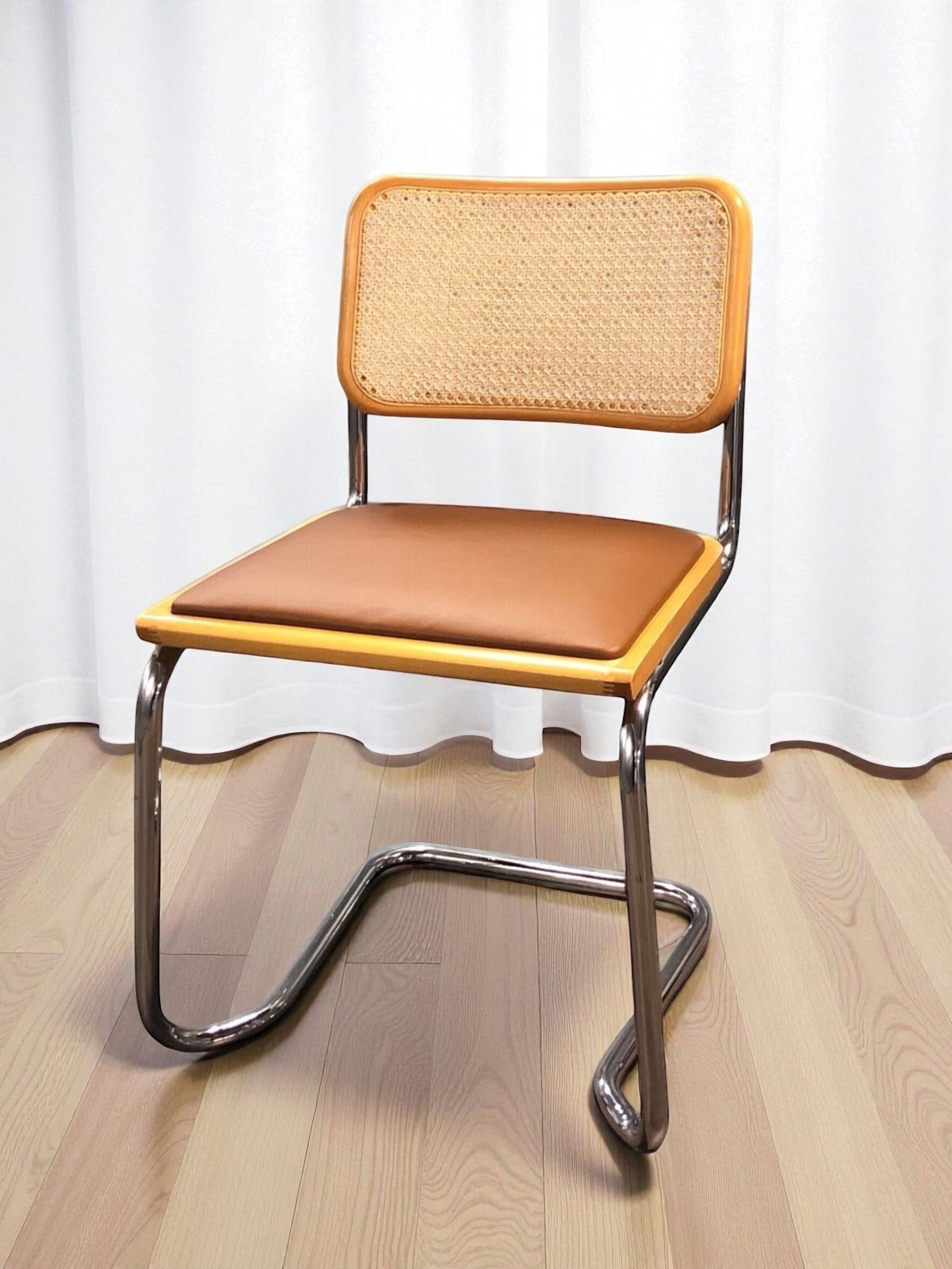 Bauhausstol, även kallad Cesca stol, med kromad ram och rottingflätad sits och rygg – en tidlös designklassiker i Marcel Breuer-stil som passar perfekt i svenska hem, matsalar och kök.