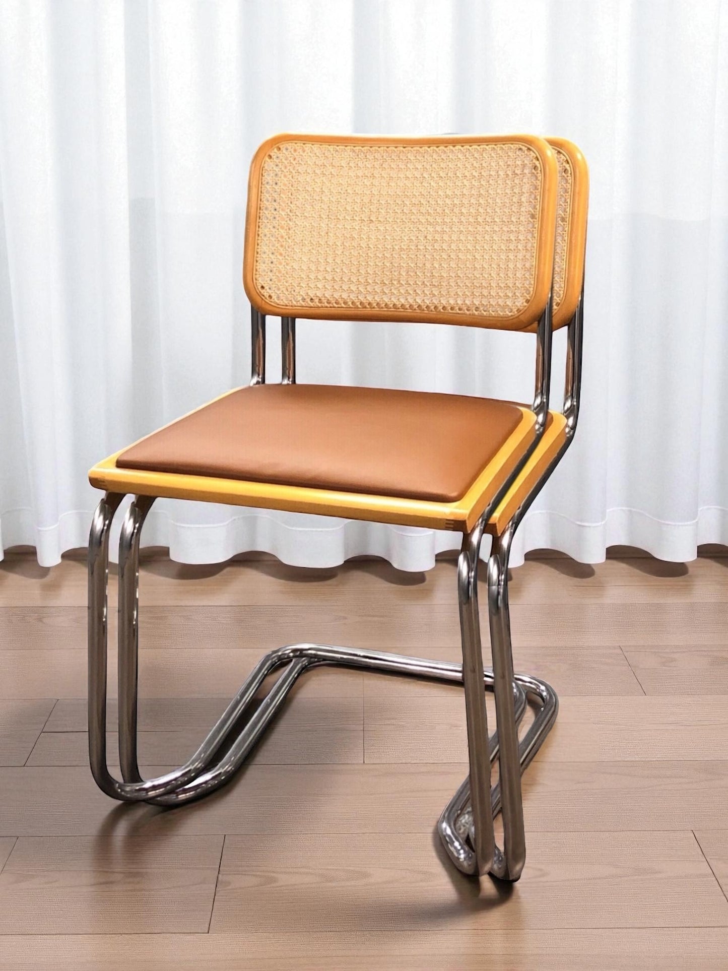 Bauhausstol, även kallad Cesca stol, med kromad ram och rottingflätad sits och rygg – en tidlös designklassiker i Marcel Breuer-stil som passar perfekt i svenska hem, matsalar och kök.