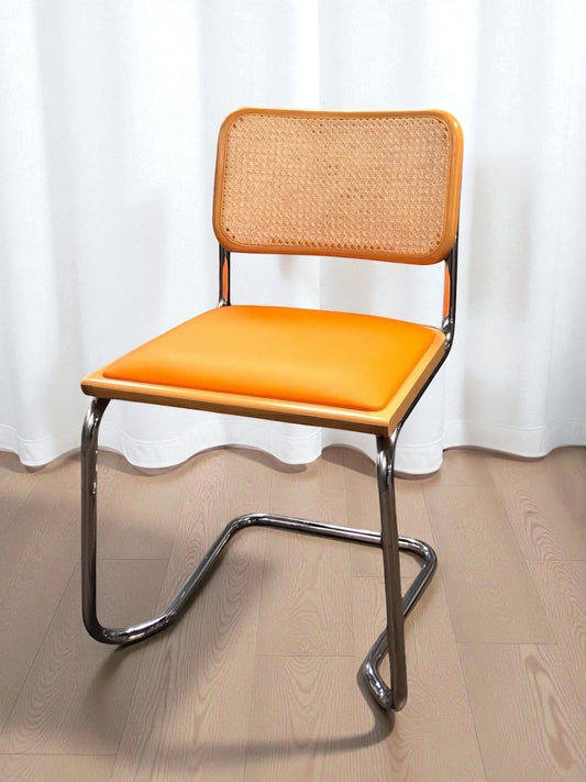 Bauhausstol, även kallad Cesca stol, med kromad ram och rottingflätad sits och rygg – en tidlös designklassiker i Marcel Breuer-stil som passar perfekt i svenska hem, matsalar och kök.