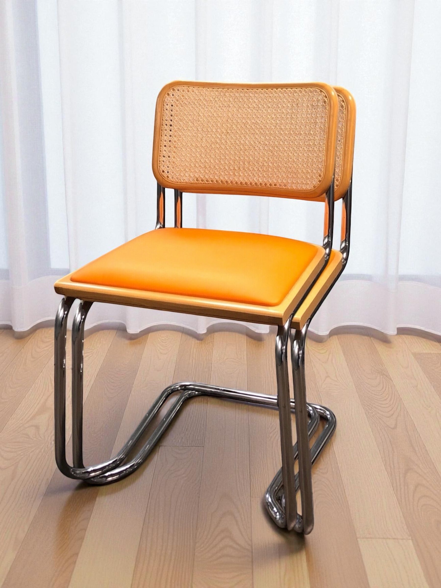 Bauhausstol, även kallad Cesca stol, med kromad ram och rottingflätad sits och rygg – en tidlös designklassiker i Marcel Breuer-stil som passar perfekt i svenska hem, matsalar och kök.