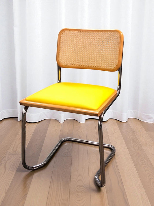 Bauhausstol, även kallad Cesca stol, med kromad ram och rottingflätad sits och rygg – en tidlös designklassiker i Marcel Breuer-stil som passar perfekt i svenska hem, matsalar och kök.