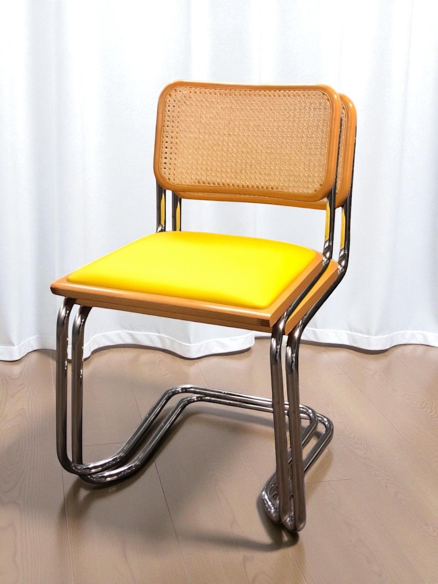 Bauhausstol, även kallad Cesca stol, med kromad ram och rottingflätad sits och rygg – en tidlös designklassiker i Marcel Breuer-stil som passar perfekt i svenska hem, matsalar och kök.