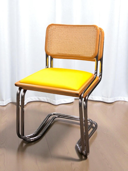 Bauhausstol, även kallad Cesca stol, med kromad ram och rottingflätad sits och rygg – en tidlös designklassiker i Marcel Breuer-stil som passar perfekt i svenska hem, matsalar och kök.