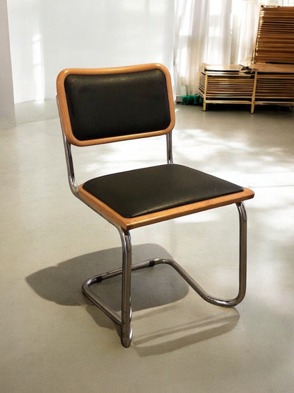 Bauhausstol / Cesca-stol med sits och rygg i slitstarkt konstläder, Made in Italy, utan armstöd, med kromad stålram – en exklusiv designklassiker som finns i flera färger och passar perfekt i matsalar, kök och modern skandinavisk inredning.