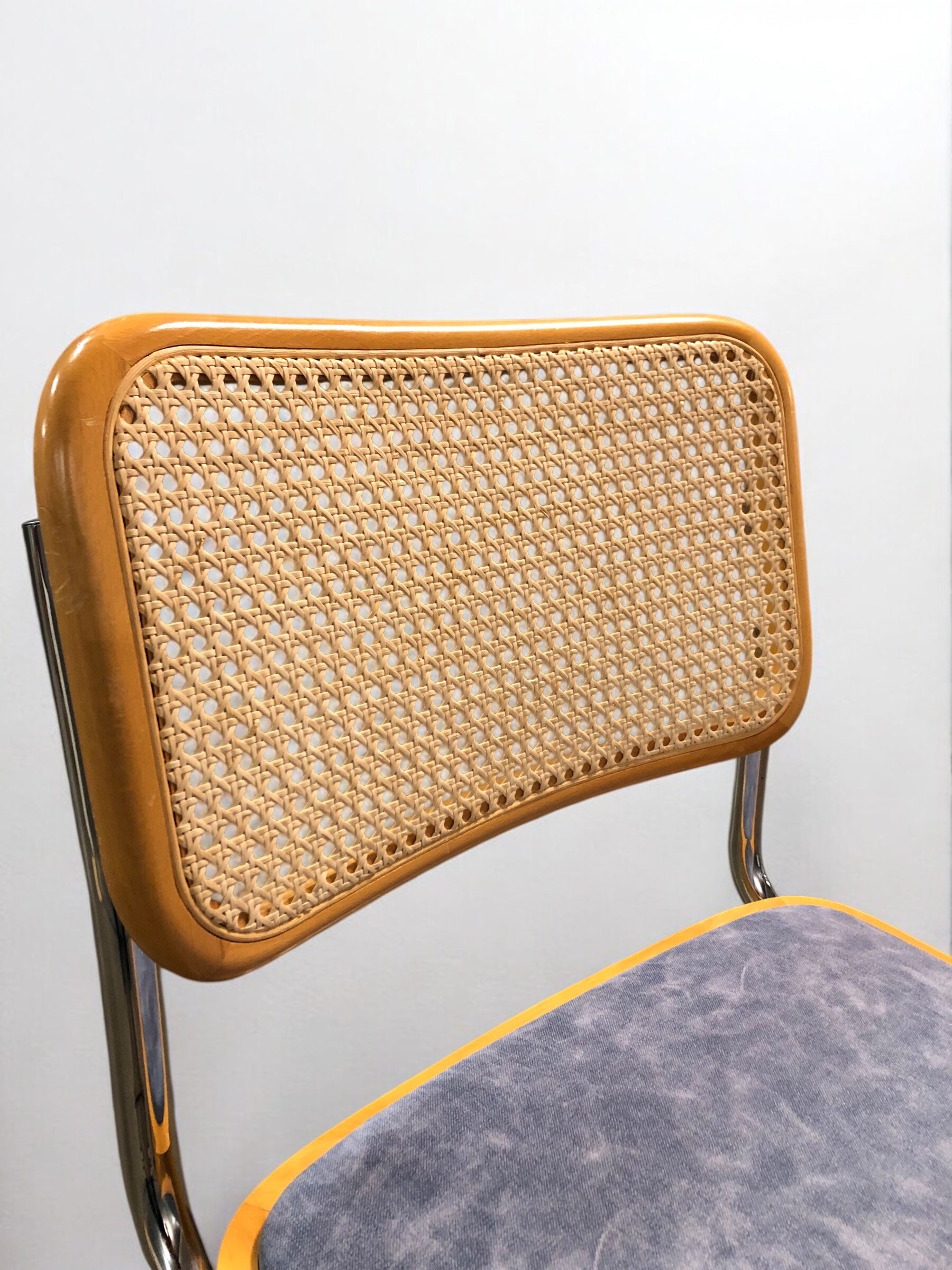 Bauhausstol / Cesca-stol med sits i slitstarkt konstläder och rygg i handvävd rotting, Made in Italy, utan armstöd, med kromad stålram – en exklusiv designklassiker som passar perfekt i matsalar, kök och modern skandinavisk inredning.