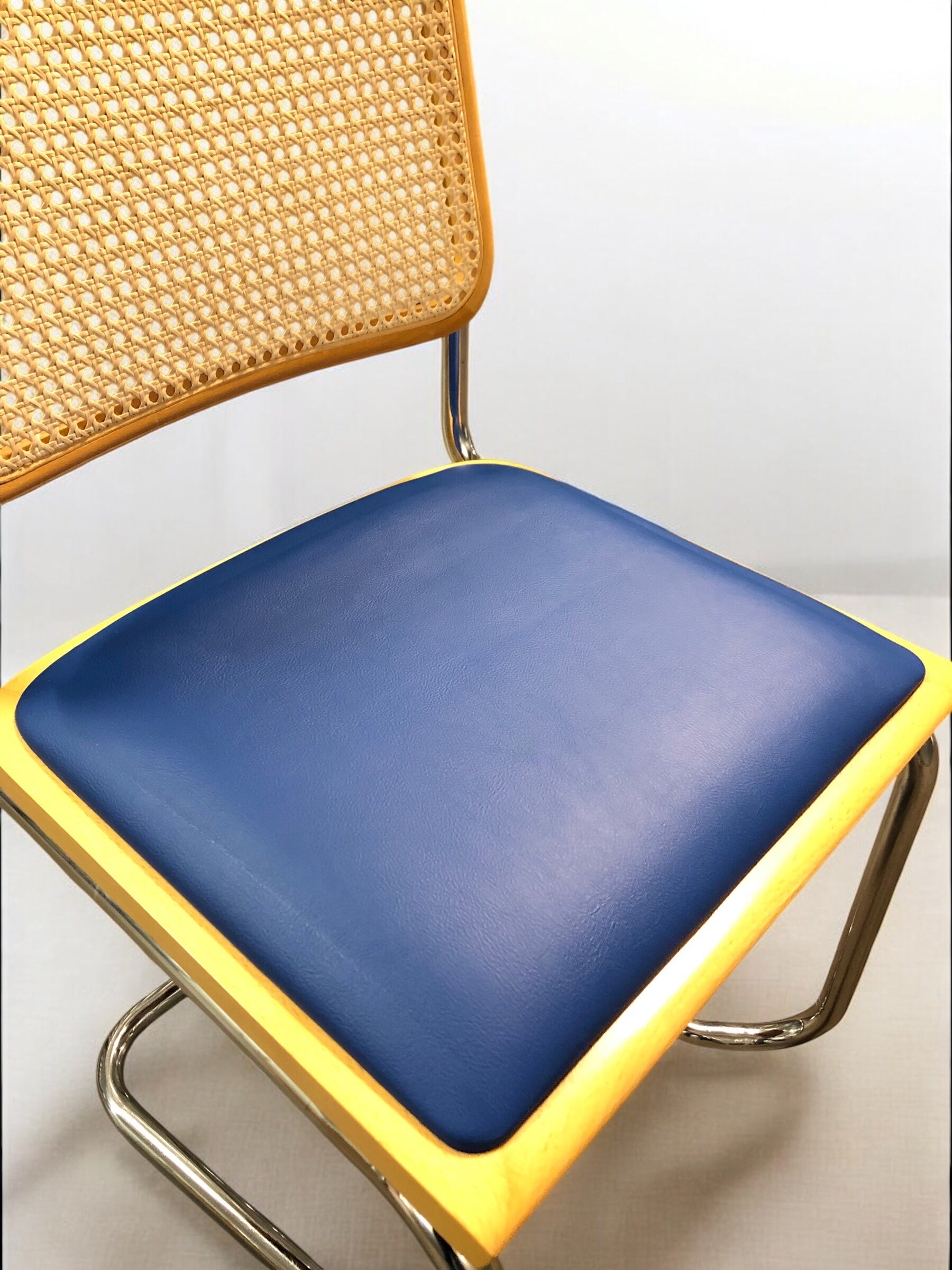 Bauhausstol / Cesca-stol med sits i slitstarkt konstläder och rygg i handvävd rotting, Made in Italy, utan armstöd, med kromad stålram – en exklusiv designklassiker som passar perfekt i matsalar, kök och modern skandinavisk inredning.