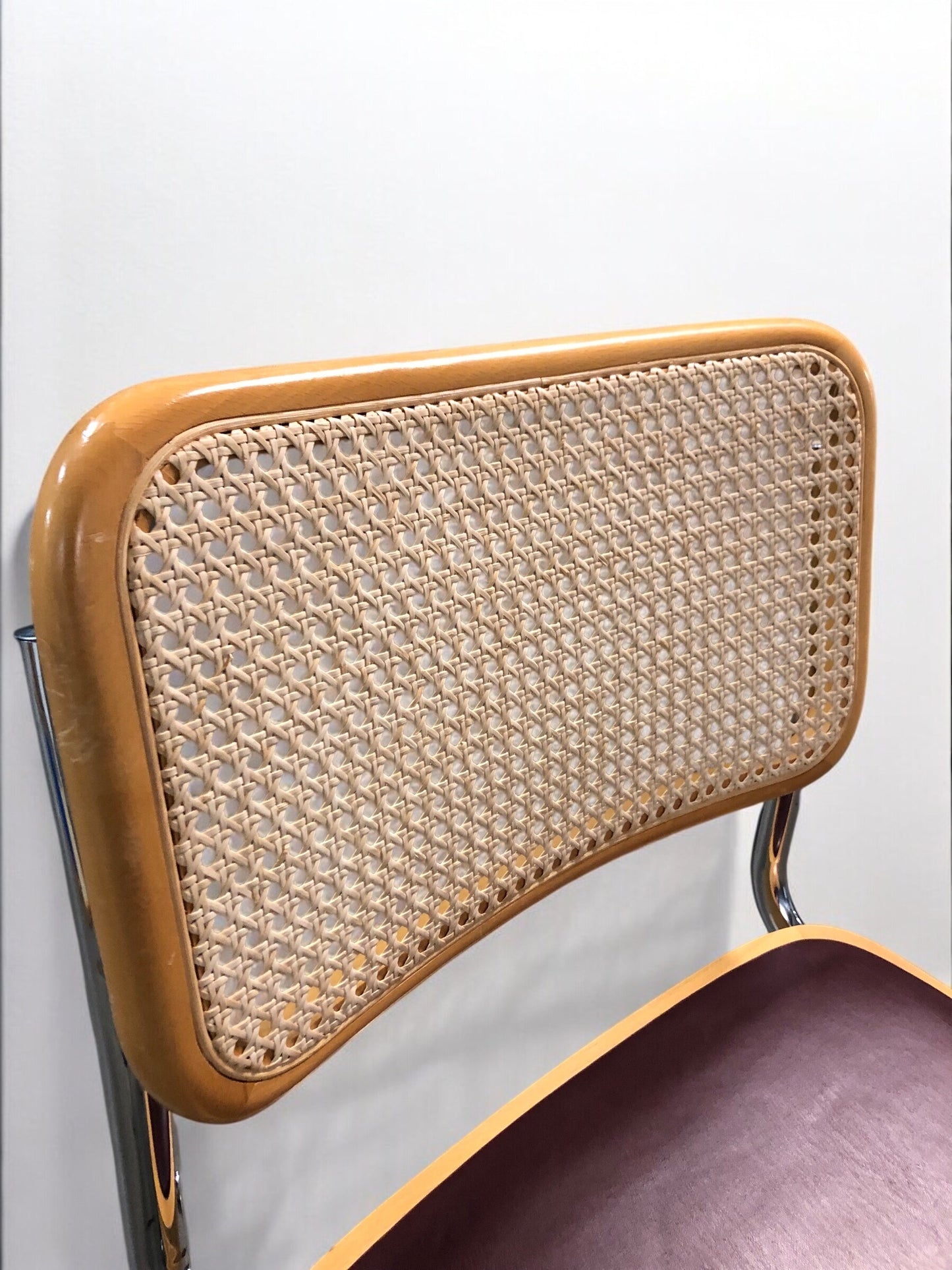 Bauhausstol / Cesca-stol med sits i slitstarkt konstläder och rygg i handvävd rotting, Made in Italy, utan armstöd, med kromad stålram – en exklusiv designklassiker som passar perfekt i matsalar, kök och modern skandinavisk inredning.