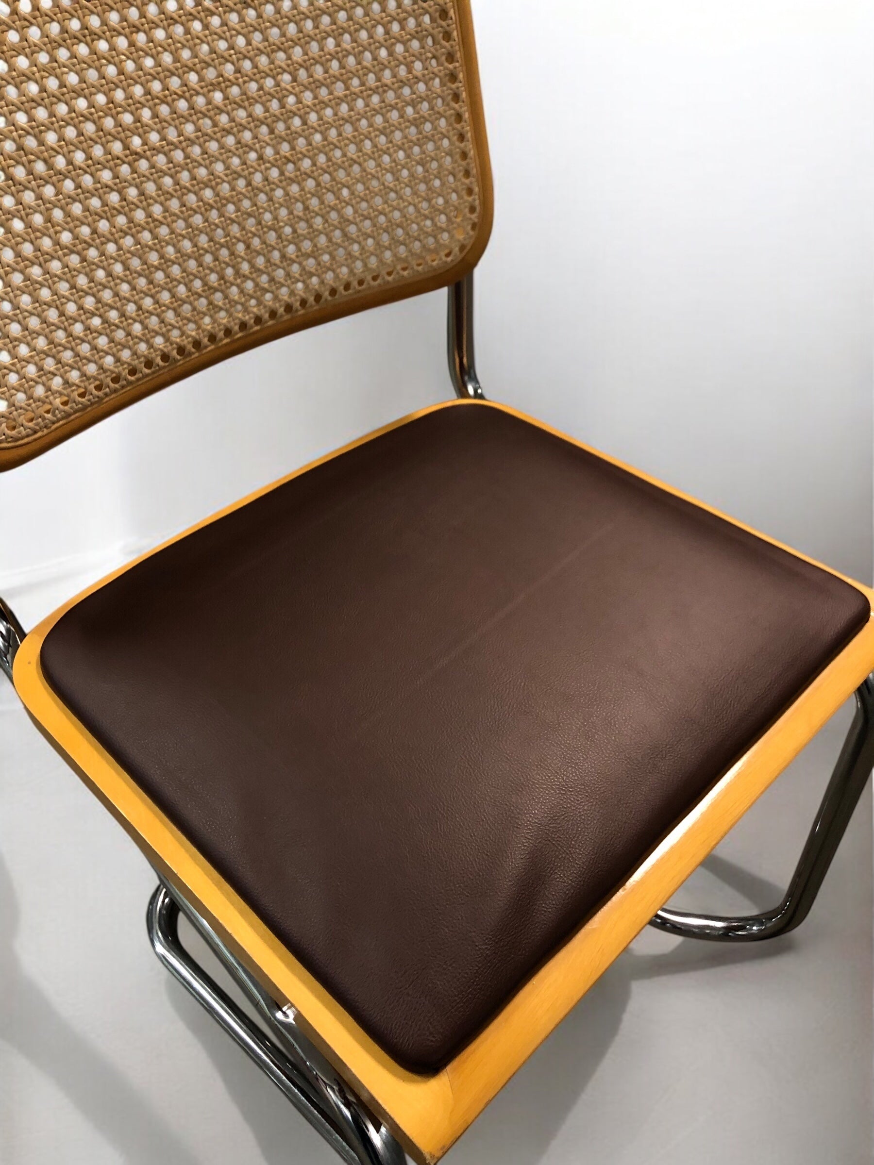 Bauhausstol / Cesca-stol med sits i slitstarkt konstläder och rygg i handvävd rotting, Made in Italy, utan armstöd, med kromad stålram – en exklusiv designklassiker som passar perfekt i matsalar, kök och modern skandinavisk inredning.