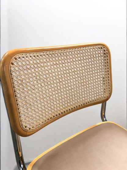 Bauhausstol / Cesca-stol med sits i slitstarkt konstläder och rygg i handvävd rotting, Made in Italy, utan armstöd, med kromad stålram – en exklusiv designklassiker som passar perfekt i matsalar, kök och modern skandinavisk inredning.