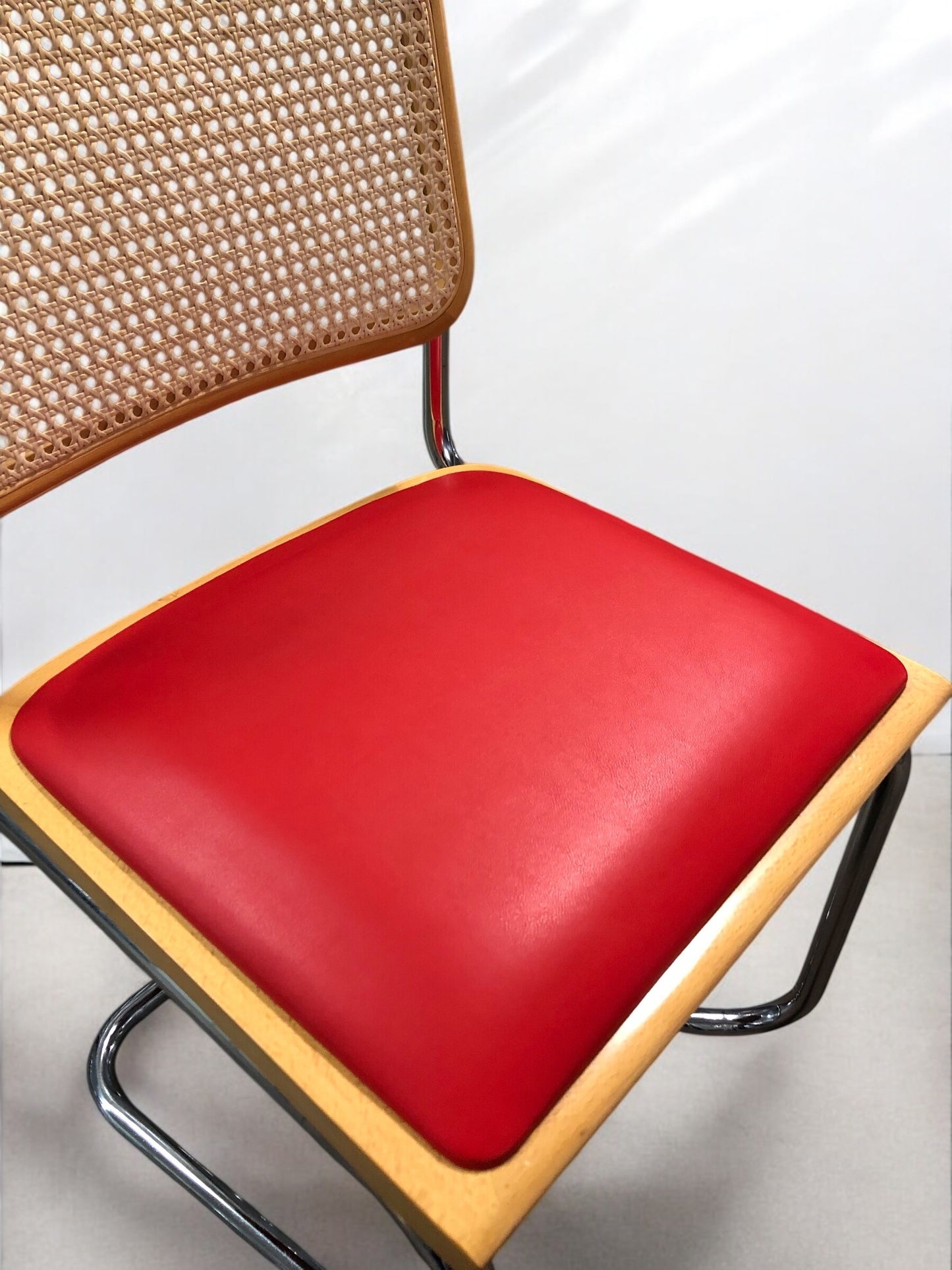 Bauhausstol / Cesca-stol med sits i slitstarkt konstläder och rygg i handvävd rotting, Made in Italy, utan armstöd, med kromad stålram – en exklusiv designklassiker som passar perfekt i matsalar, kök och modern skandinavisk inredning.