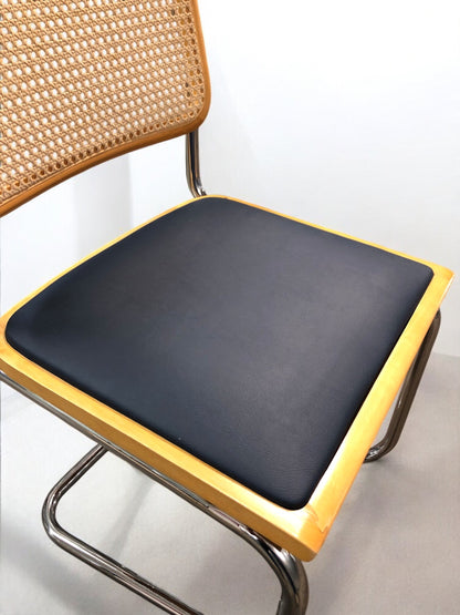 Bauhausstol / Cesca-stol med sits i slitstarkt konstläder och rygg i handvävd rotting, Made in Italy, utan armstöd, med kromad stålram – en exklusiv designklassiker som passar perfekt i matsalar, kök och modern skandinavisk inredning.