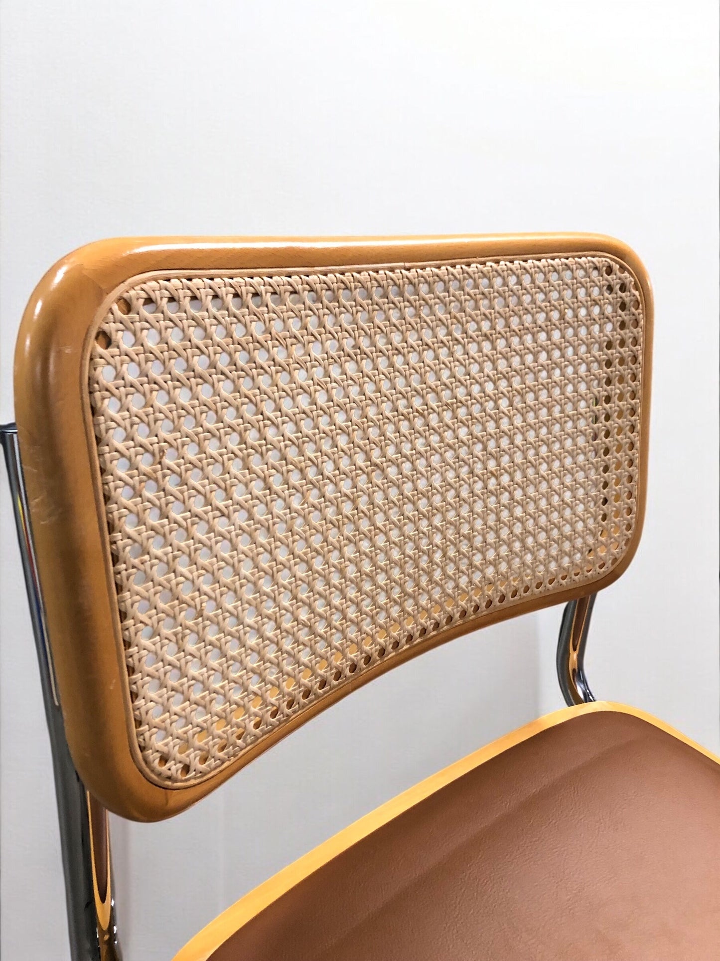 Bauhausstol / Cesca-stol med sits i slitstarkt konstläder och rygg i handvävd rotting, Made in Italy, utan armstöd, med kromad stålram – en exklusiv designklassiker som passar perfekt i matsalar, kök och modern skandinavisk inredning.