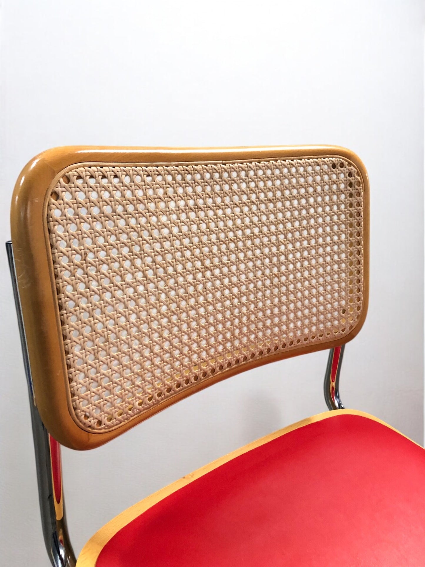 Bauhausstol / Cesca-stol med sits i slitstarkt konstläder och rygg i handvävd rotting, Made in Italy, utan armstöd, med kromad stålram – en exklusiv designklassiker som passar perfekt i matsalar, kök och modern skandinavisk inredning.