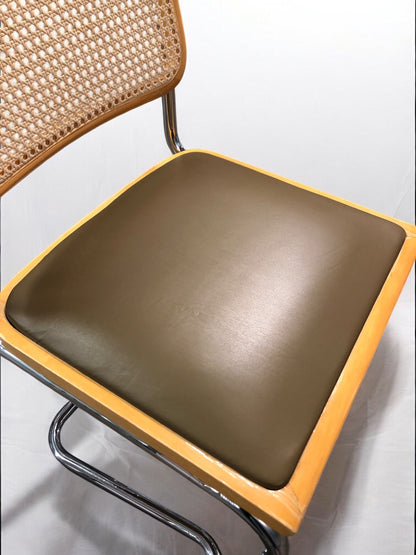 Bauhausstol / Cesca-stol med sits i slitstarkt konstläder och rygg i handvävd rotting, Made in Italy, utan armstöd, med kromad stålram – en exklusiv designklassiker som passar perfekt i matsalar, kök och modern skandinavisk inredning.