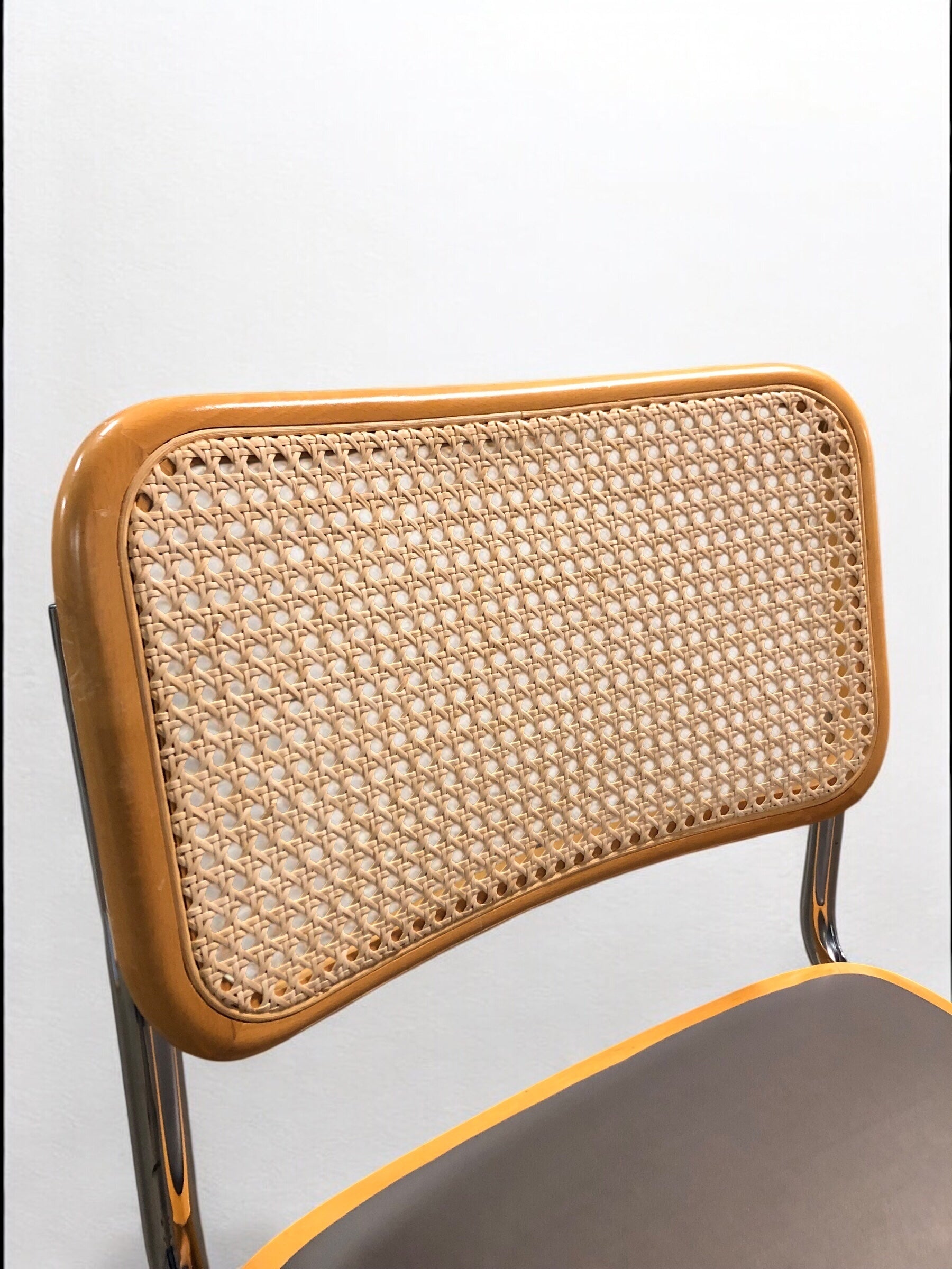 Bauhausstol / Cesca-stol med sits i slitstarkt konstläder och rygg i handvävd rotting, Made in Italy, utan armstöd, med kromad stålram – en exklusiv designklassiker som passar perfekt i matsalar, kök och modern skandinavisk inredning.