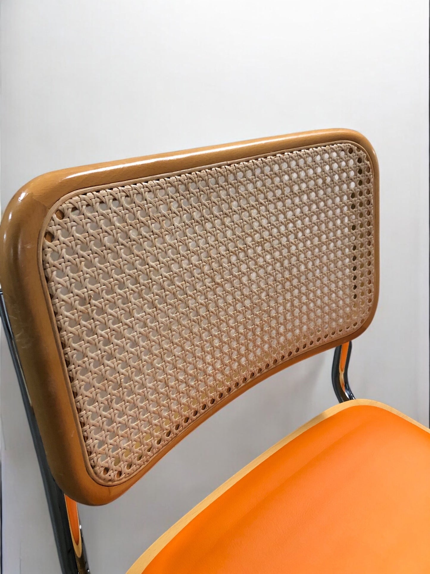 Bauhausstol / Cesca-stol med sits i slitstarkt konstläder och rygg i handvävd rotting, Made in Italy, utan armstöd, med kromad stålram – en exklusiv designklassiker som passar perfekt i matsalar, kök och modern skandinavisk inredning.