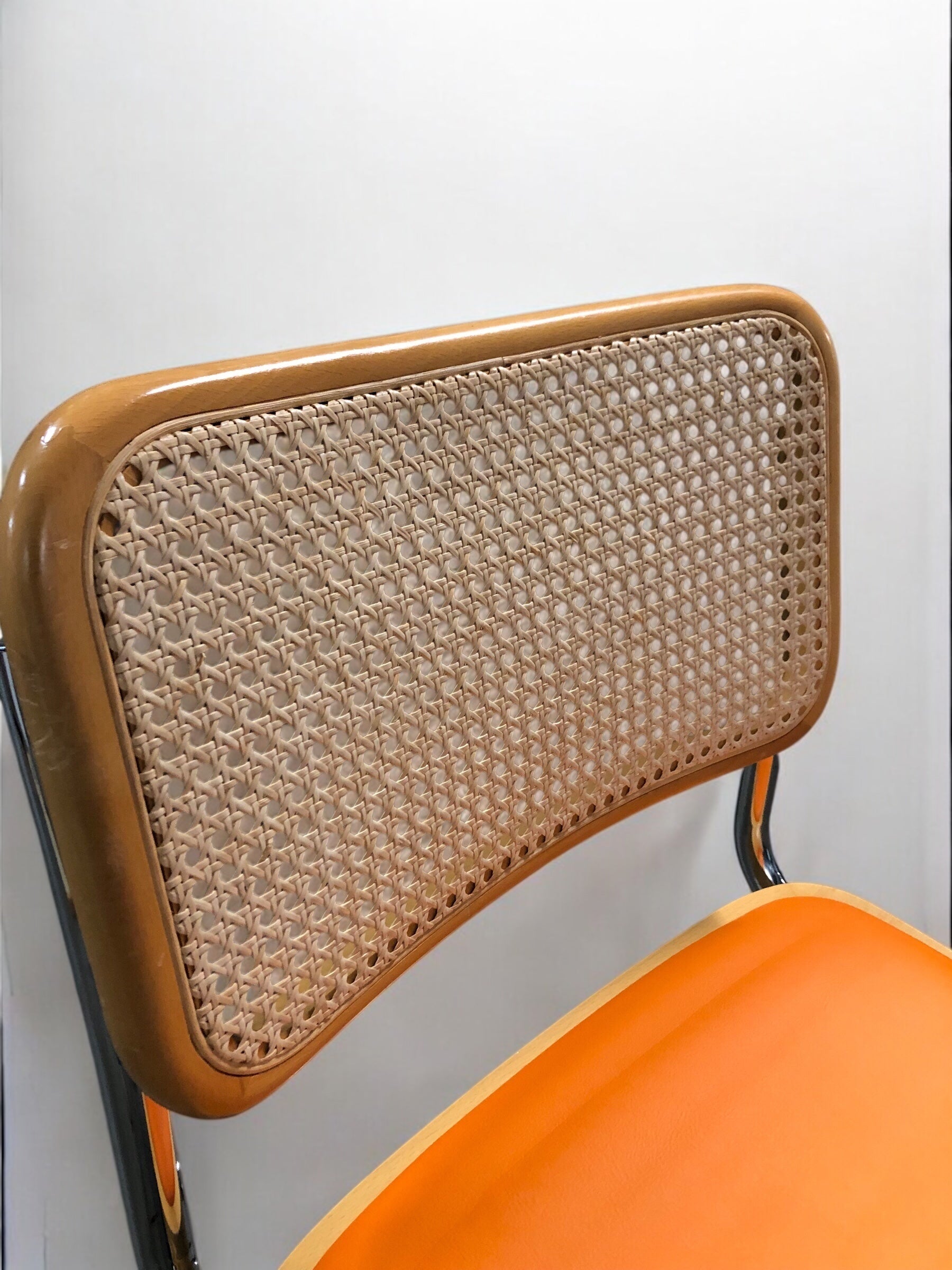 Bauhausstol / Cesca-stol med sits i slitstarkt konstläder och rygg i handvävd rotting, Made in Italy, utan armstöd, med kromad stålram – en exklusiv designklassiker som passar perfekt i matsalar, kök och modern skandinavisk inredning.