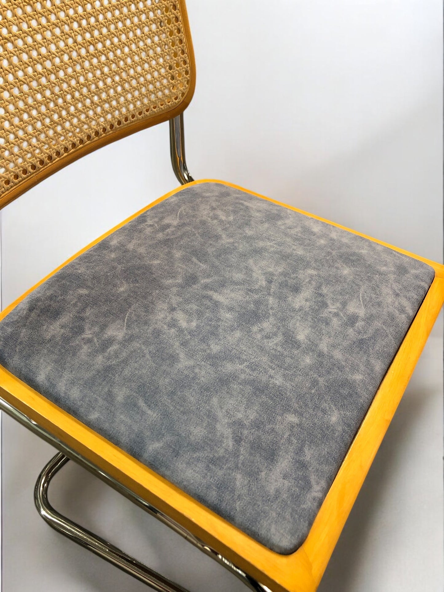 Bauhausstol / Cesca-stol med sits i slitstarkt konstläder och rygg i handvävd rotting, Made in Italy, utan armstöd, med kromad stålram – en exklusiv designklassiker som passar perfekt i matsalar, kök och modern skandinavisk inredning.