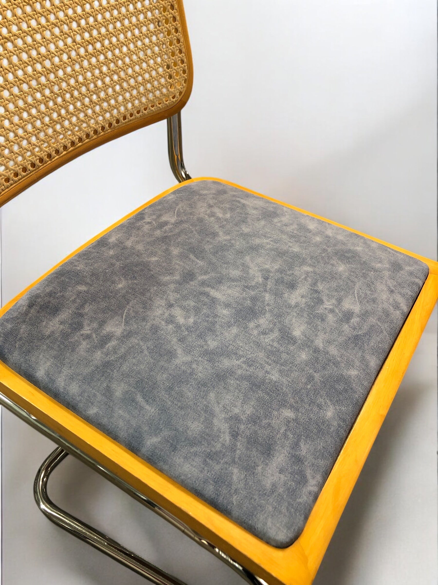 Bauhausstol / Cesca-stol med sits i slitstarkt konstläder och rygg i handvävd rotting, Made in Italy, utan armstöd, med kromad stålram – en exklusiv designklassiker som passar perfekt i matsalar, kök och modern skandinavisk inredning.