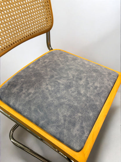 Bauhausstol / Cesca-stol med sits i slitstarkt konstläder och rygg i handvävd rotting, Made in Italy, utan armstöd, med kromad stålram – en exklusiv designklassiker som passar perfekt i matsalar, kök och modern skandinavisk inredning.