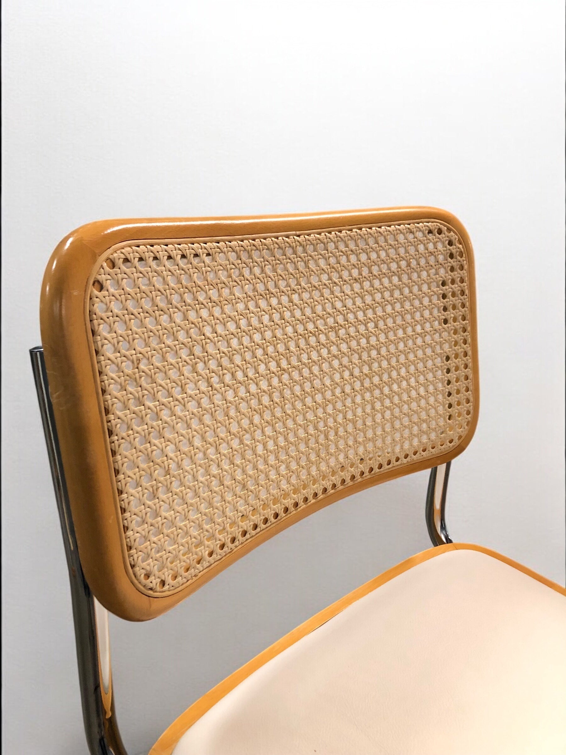 Bauhausstol / Cesca-stol med sits i slitstarkt konstläder och rygg i handvävd rotting, Made in Italy, utan armstöd, med kromad stålram – en exklusiv designklassiker som passar perfekt i matsalar, kök och modern skandinavisk inredning.