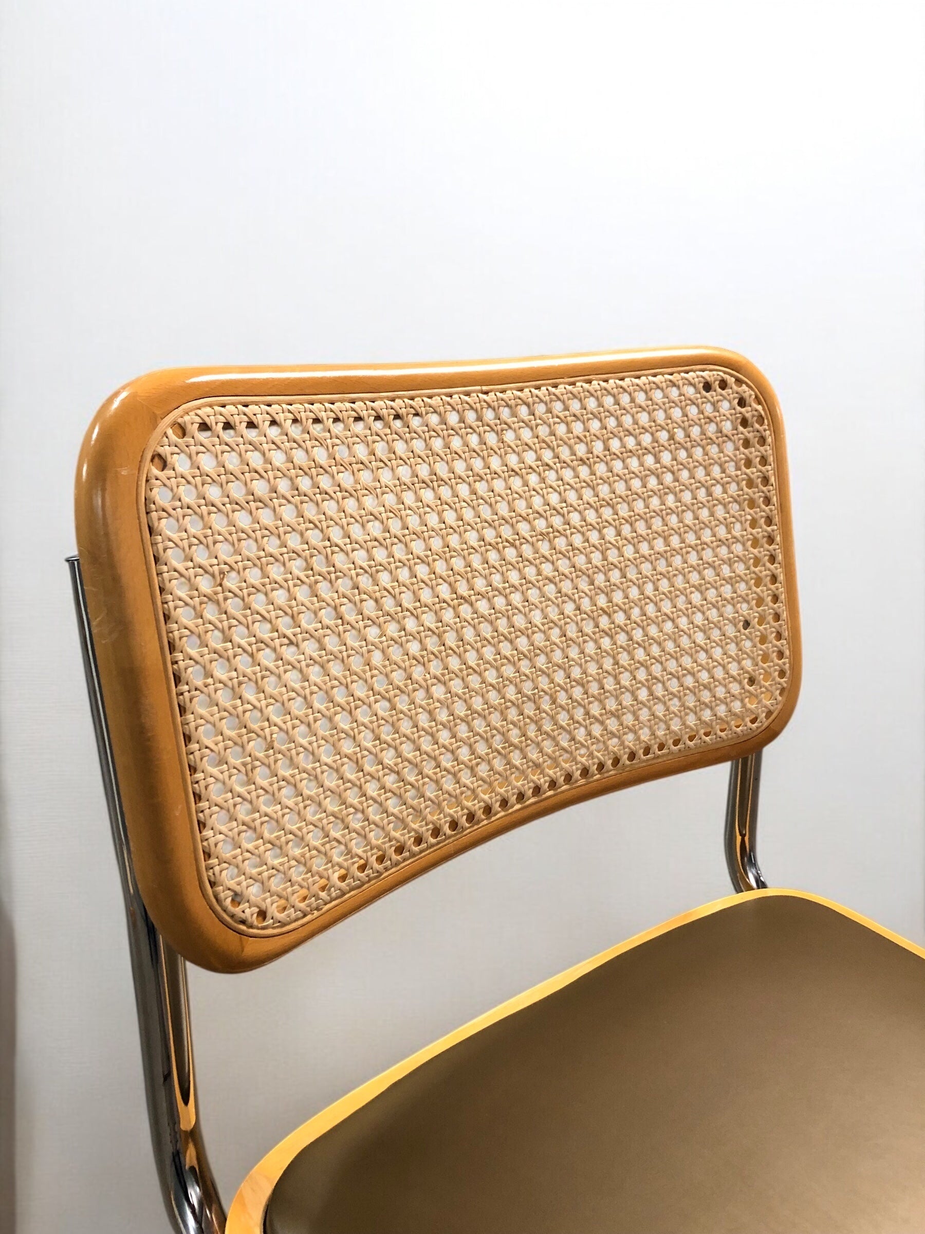 Bauhausstol / Cesca-stol med sits i slitstarkt konstläder och rygg i handvävd rotting, Made in Italy, utan armstöd, med kromad stålram – en exklusiv designklassiker som passar perfekt i matsalar, kök och modern skandinavisk inredning.