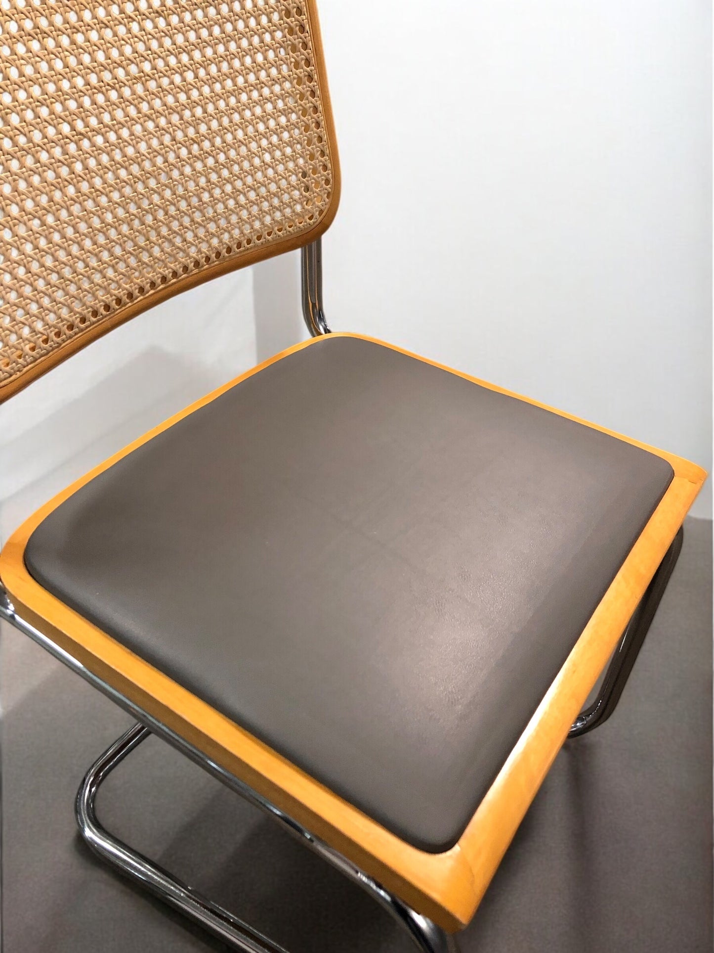 Bauhausstol / Cesca-stol med sits i slitstarkt konstläder och rygg i handvävd rotting, Made in Italy, utan armstöd, med kromad stålram – en exklusiv designklassiker som passar perfekt i matsalar, kök och modern skandinavisk inredning.