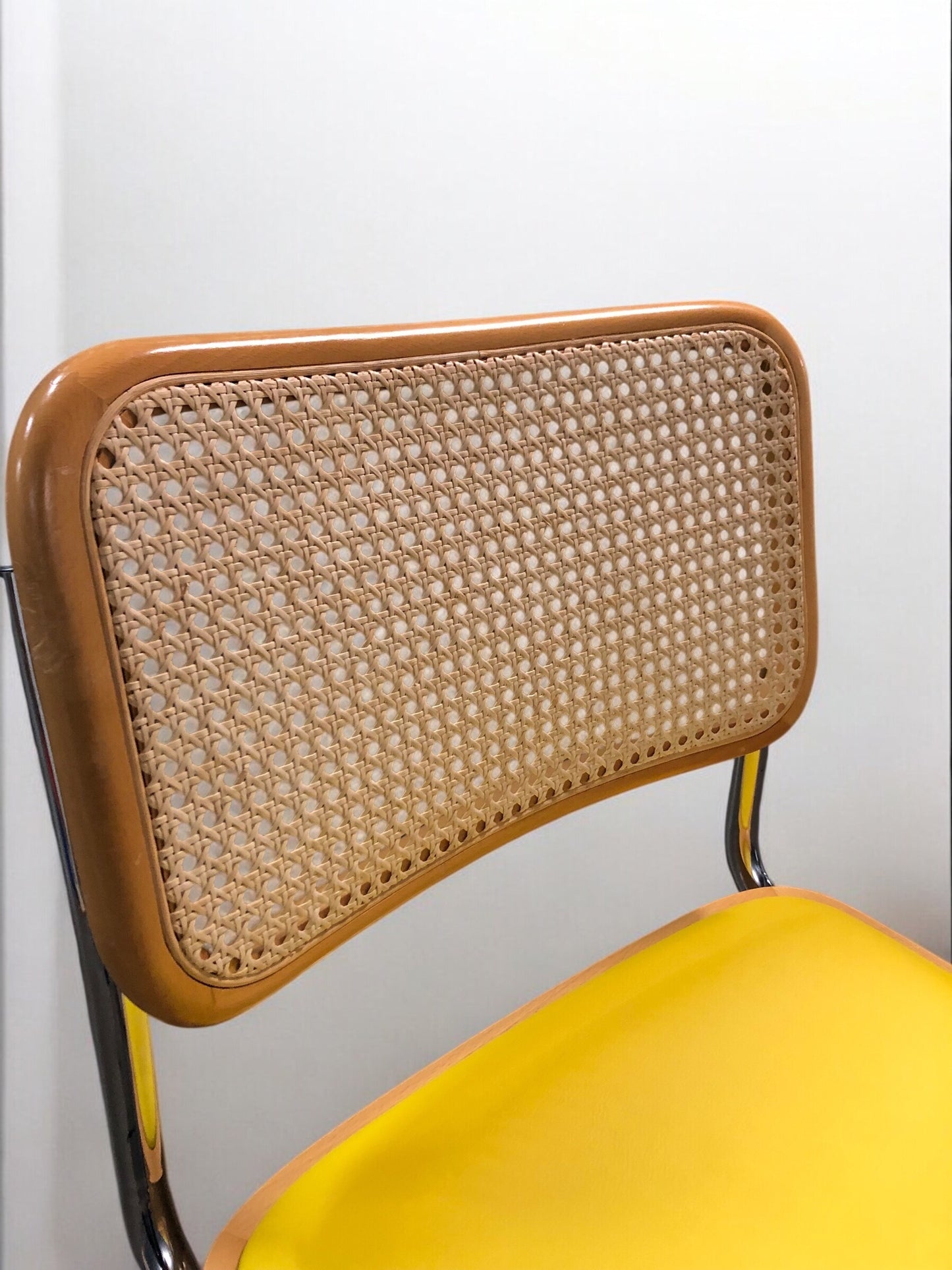 Bauhausstol / Cesca-stol med sits i slitstarkt konstläder och rygg i handvävd rotting, Made in Italy, utan armstöd, med kromad stålram – en exklusiv designklassiker som passar perfekt i matsalar, kök och modern skandinavisk inredning.