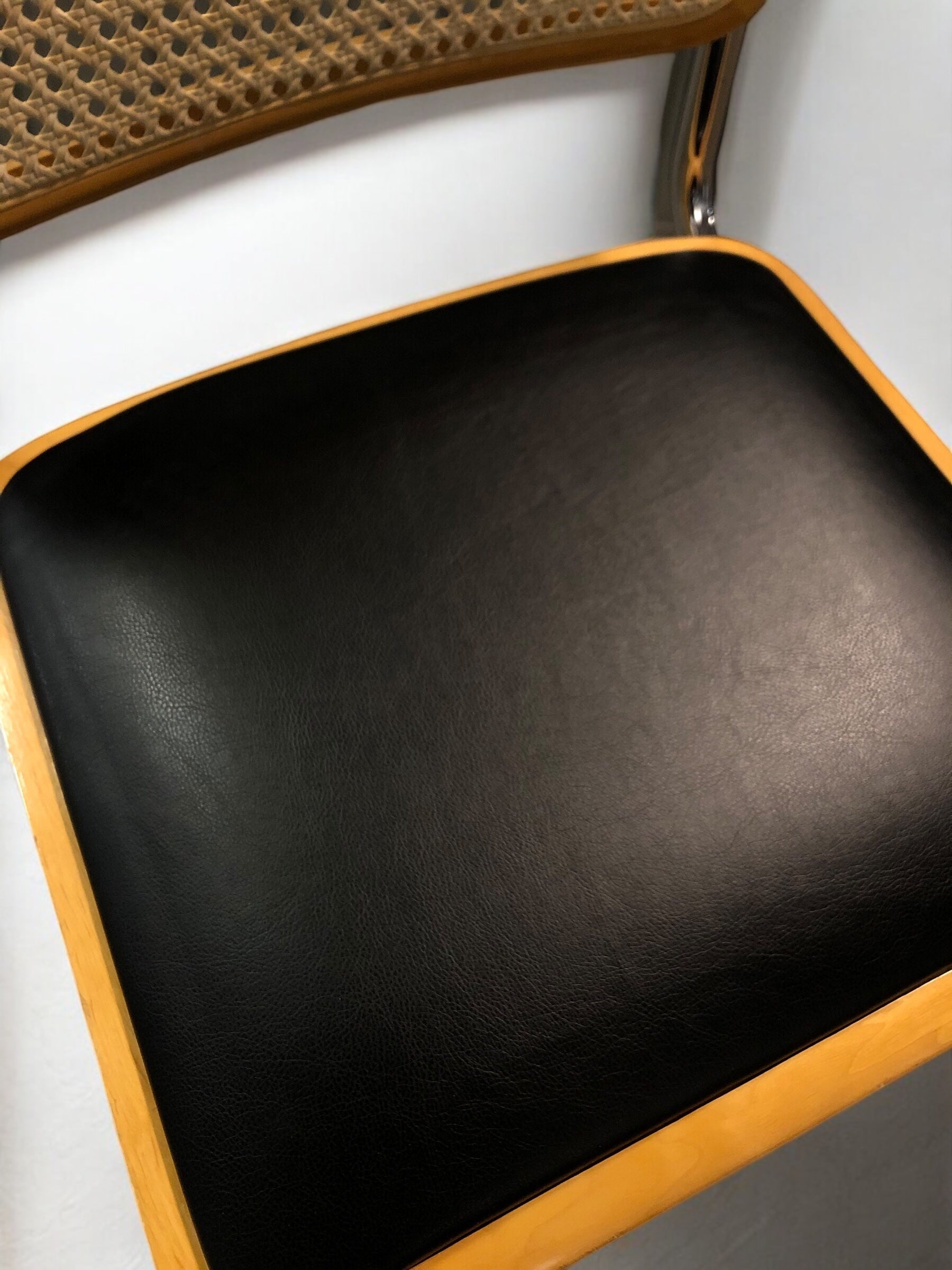 Bauhausstol / Cesca-stol med sits i slitstarkt konstläder och rygg i handvävd rotting, Made in Italy, utan armstöd, med kromad stålram – en exklusiv designklassiker som passar perfekt i matsalar, kök och modern skandinavisk inredning.