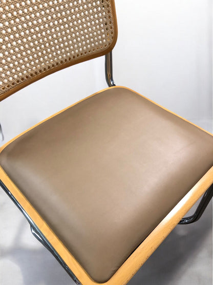 Bauhausstol / Cesca-stol med sits i slitstarkt konstläder och rygg i handvävd rotting, Made in Italy, utan armstöd, med kromad stålram – en exklusiv designklassiker som passar perfekt i matsalar, kök och modern skandinavisk inredning.