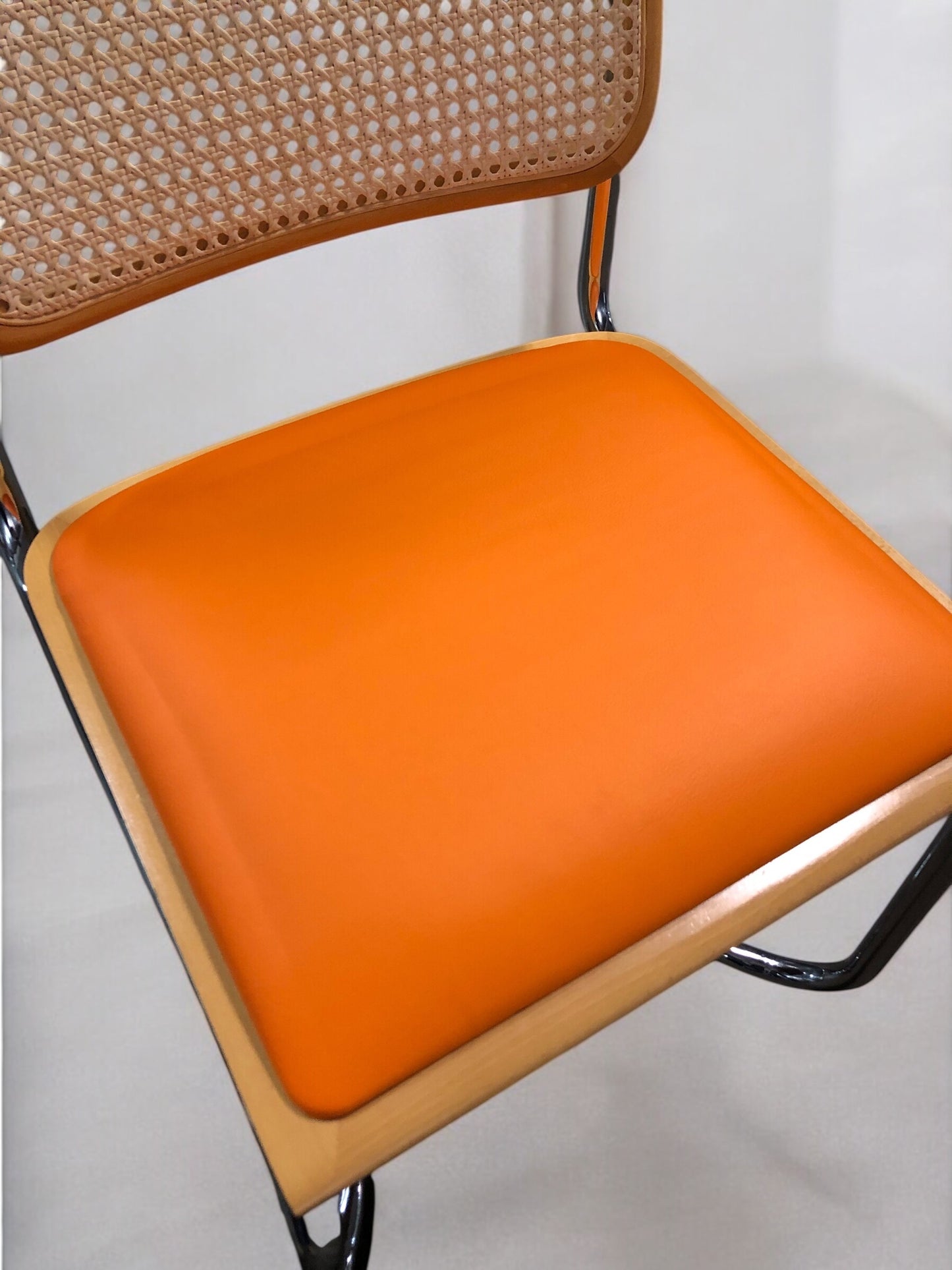 Bauhausstol / Cesca-stol med sits i slitstarkt konstläder och rygg i handvävd rotting, Made in Italy, utan armstöd, med kromad stålram – en exklusiv designklassiker som passar perfekt i matsalar, kök och modern skandinavisk inredning.