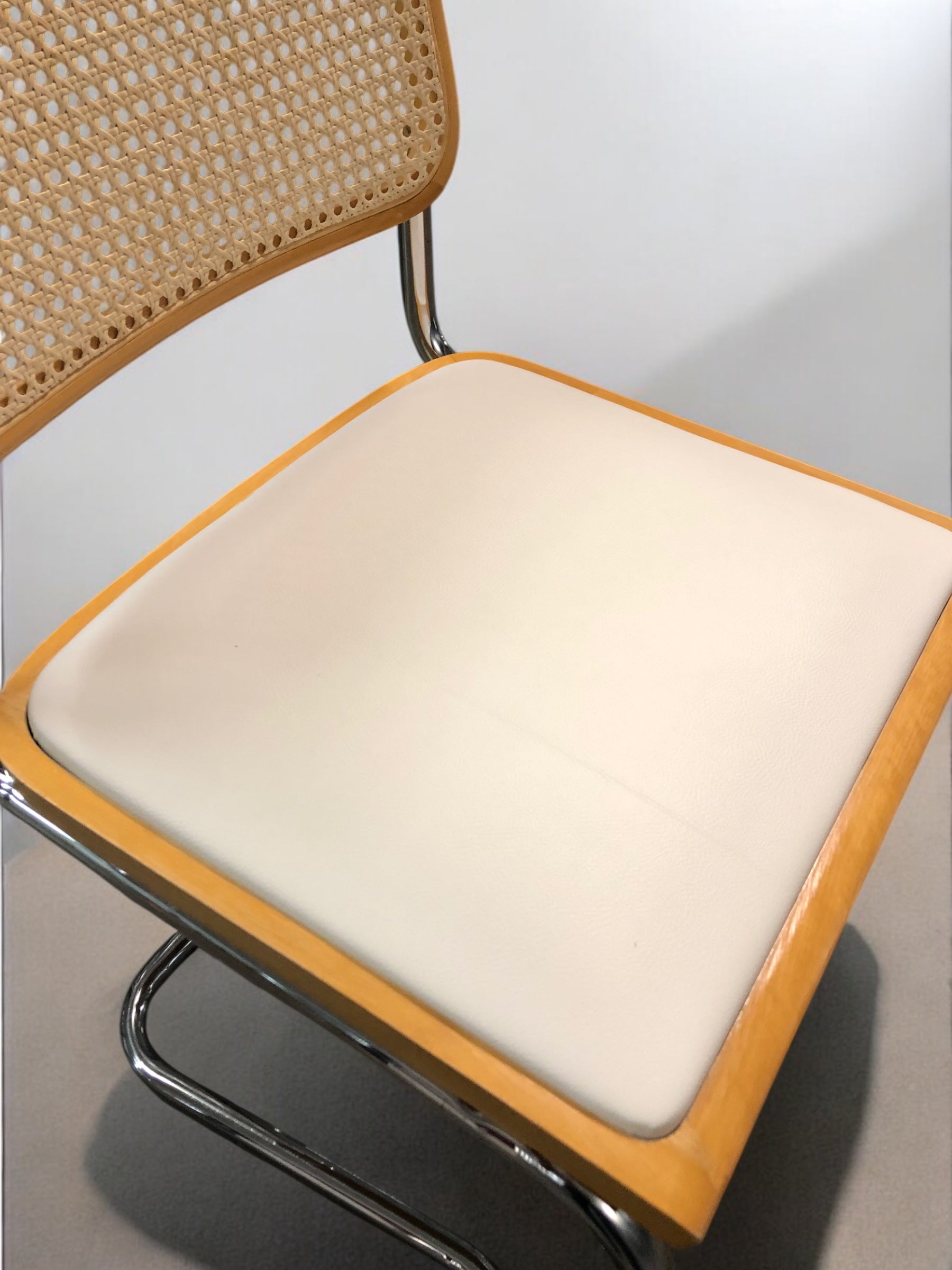 Bauhausstol / Cesca-stol med sits i slitstarkt konstläder och rygg i handvävd rotting, Made in Italy, utan armstöd, med kromad stålram – en exklusiv designklassiker som passar perfekt i matsalar, kök och modern skandinavisk inredning.